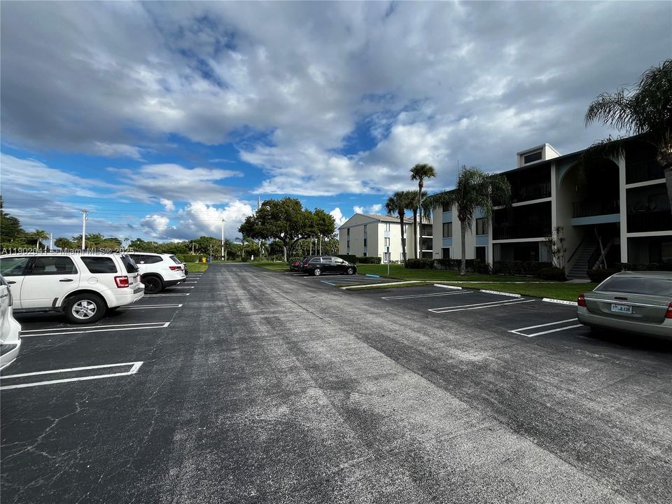 合同活跃: $163,000 (2 贝兹, 2 浴室, 1104 平方英尺)