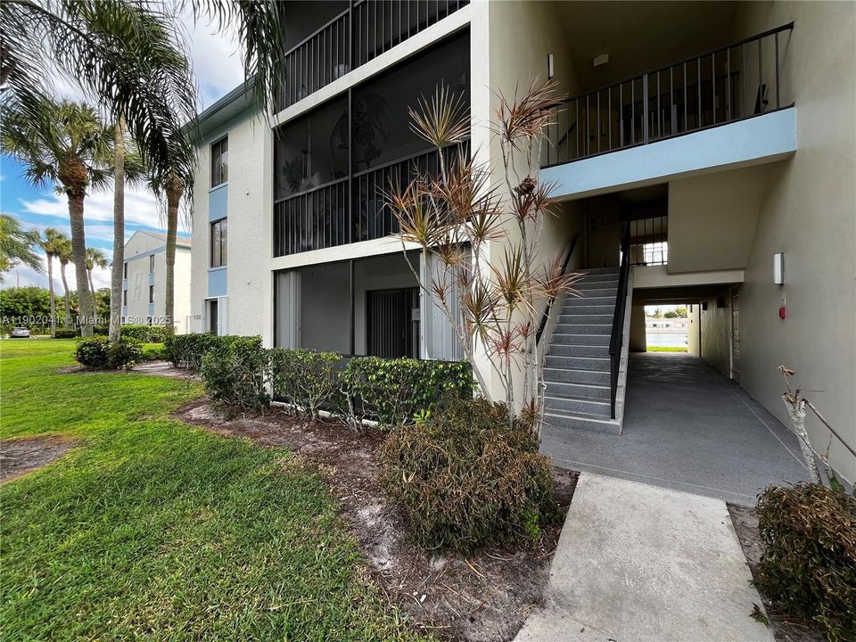 合同活跃: $163,000 (2 贝兹, 2 浴室, 1104 平方英尺)