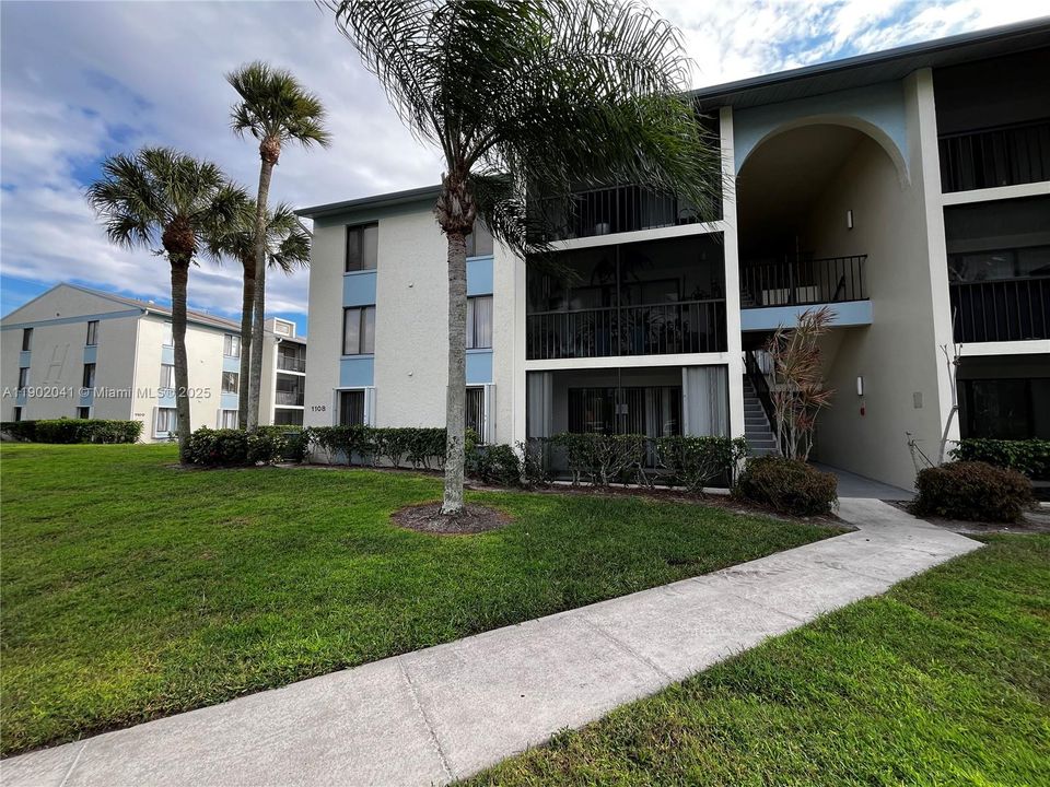 合同活跃: $163,000 (2 贝兹, 2 浴室, 1104 平方英尺)