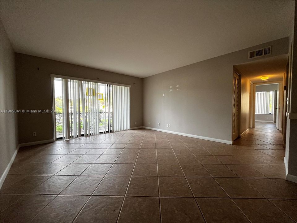 合同活跃: $163,000 (2 贝兹, 2 浴室, 1104 平方英尺)