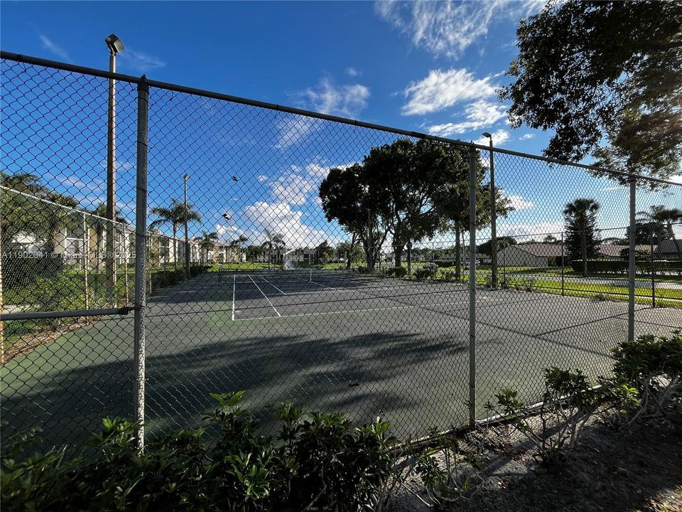 合同活跃: $163,000 (2 贝兹, 2 浴室, 1104 平方英尺)