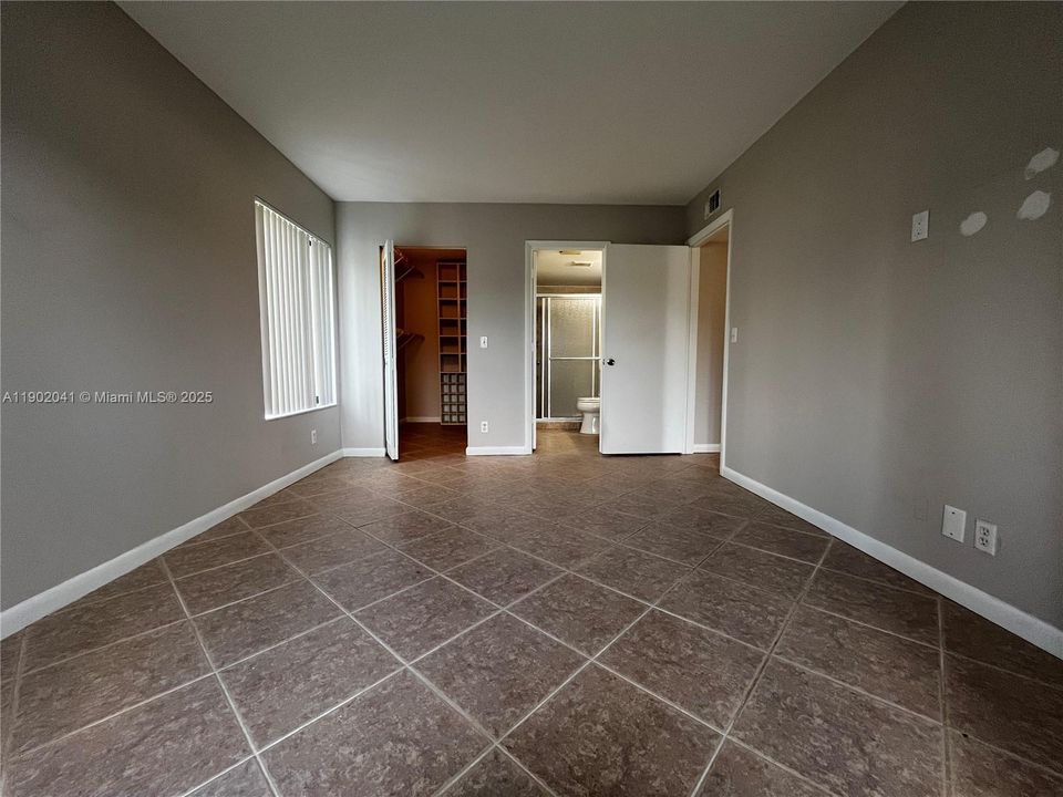 合同活跃: $163,000 (2 贝兹, 2 浴室, 1104 平方英尺)