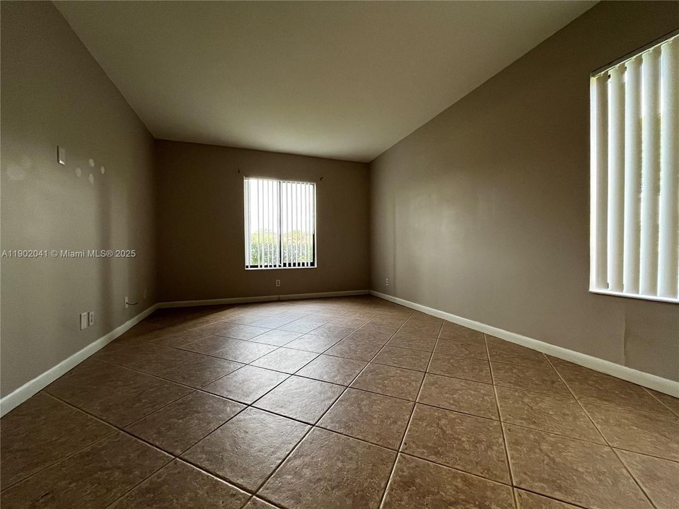 合同活跃: $163,000 (2 贝兹, 2 浴室, 1104 平方英尺)