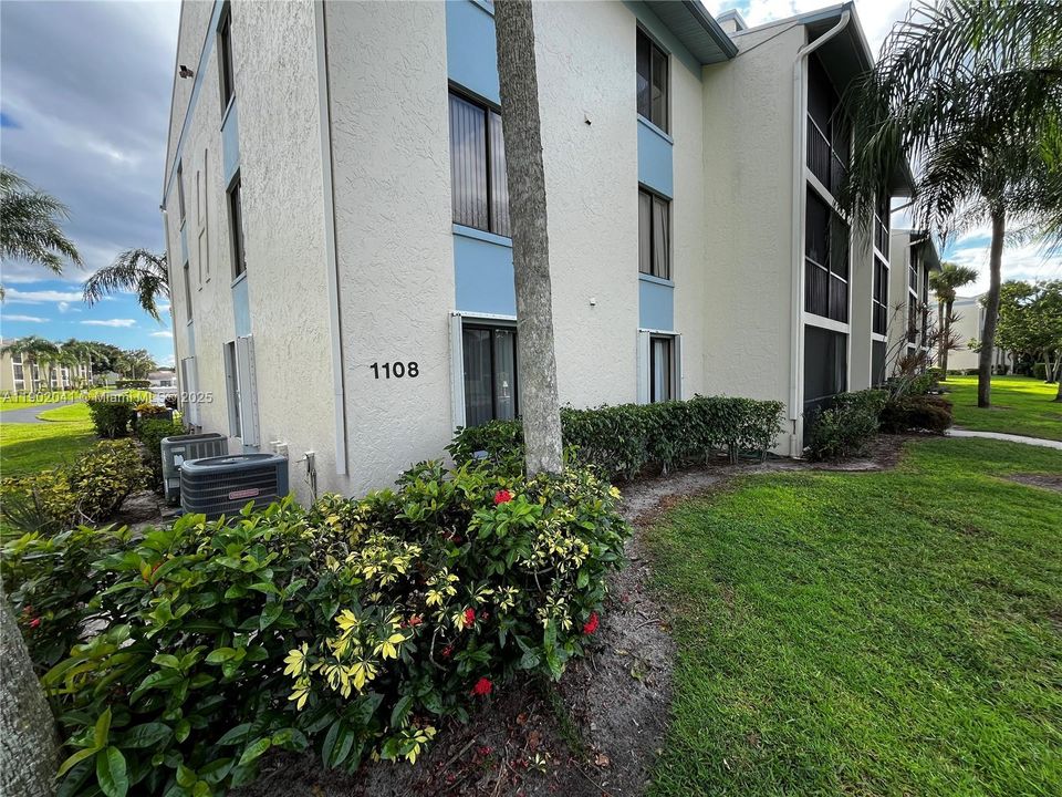 合同活跃: $163,000 (2 贝兹, 2 浴室, 1104 平方英尺)