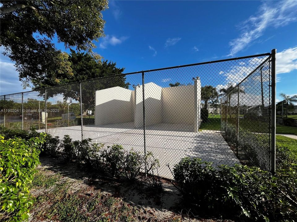 合同活跃: $163,000 (2 贝兹, 2 浴室, 1104 平方英尺)