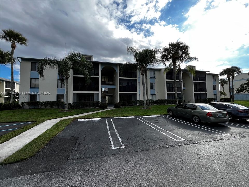 合同活跃: $163,000 (2 贝兹, 2 浴室, 1104 平方英尺)