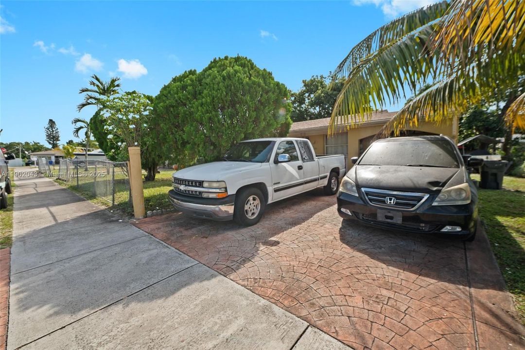 Active With Contract: $385,000 (3 beds, 1 baths, 1177 Square Feet)