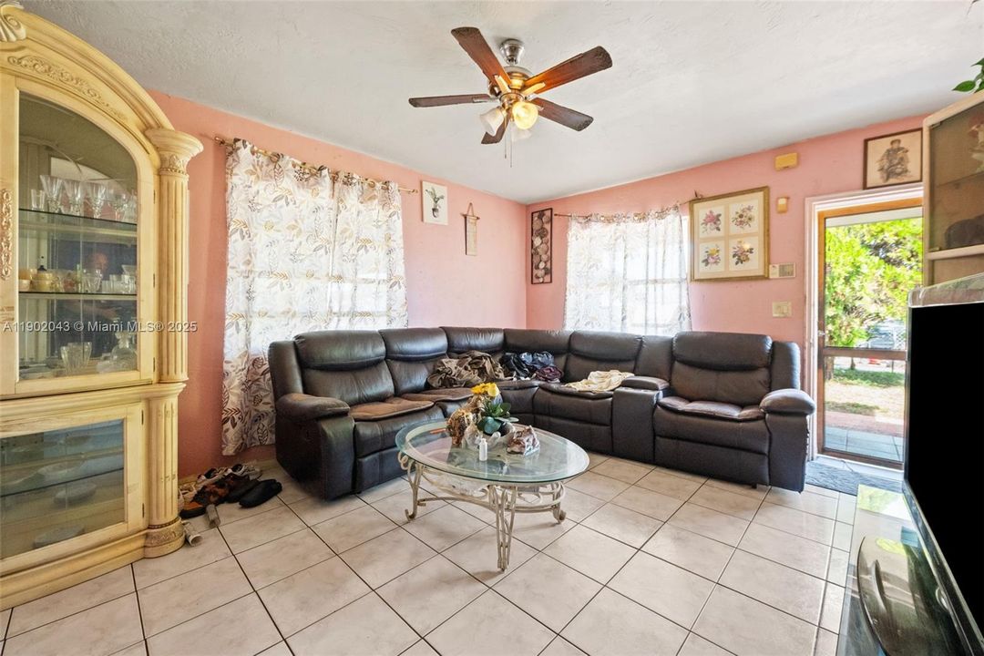 Active With Contract: $385,000 (3 beds, 1 baths, 1177 Square Feet)