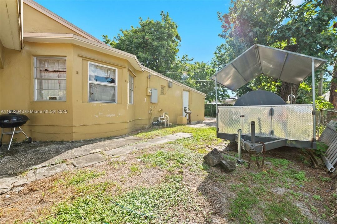 Active With Contract: $385,000 (3 beds, 1 baths, 1177 Square Feet)