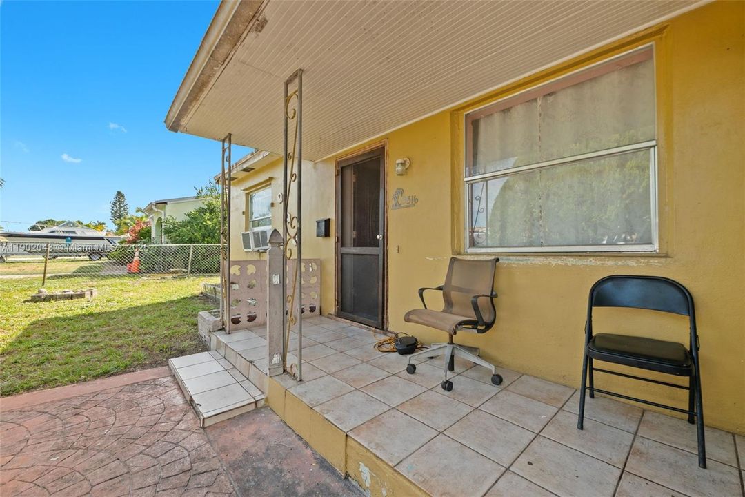 Active With Contract: $385,000 (3 beds, 1 baths, 1177 Square Feet)