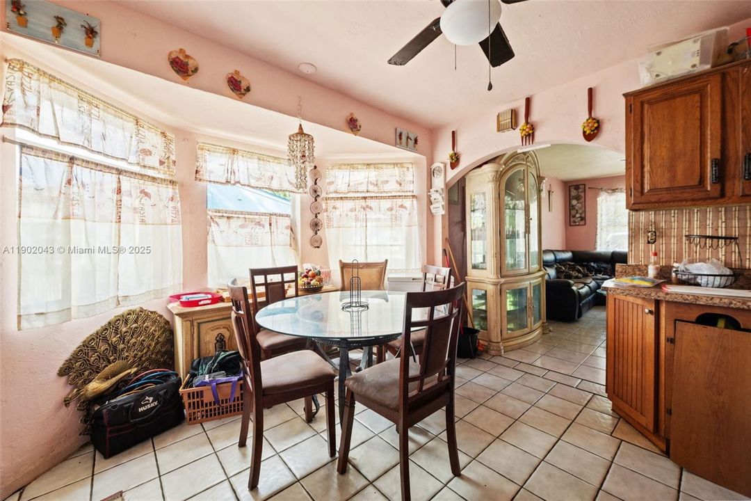 Active With Contract: $385,000 (3 beds, 1 baths, 1177 Square Feet)