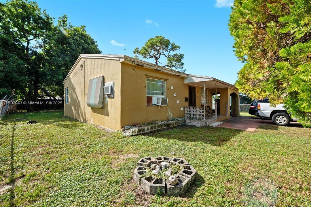 Active With Contract: $385,000 (3 beds, 1 baths, 1177 Square Feet)