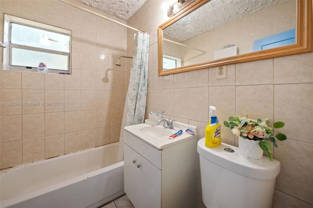 Active With Contract: $385,000 (3 beds, 1 baths, 1177 Square Feet)