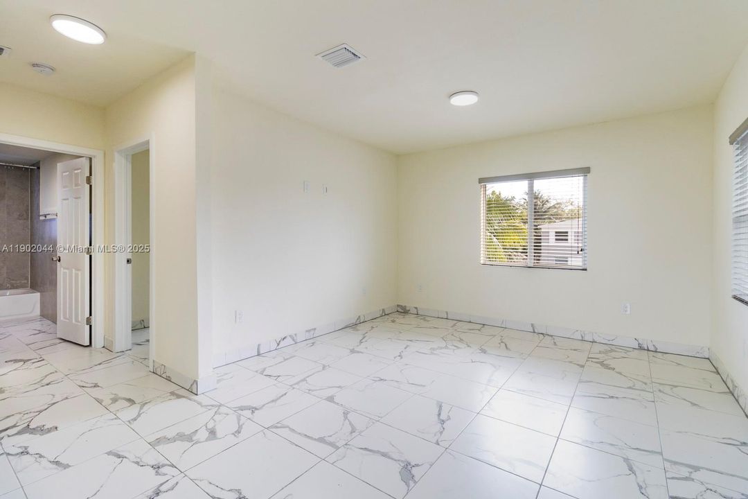 Recently Rented: $2,000 (2 beds, 1 baths, 840 Square Feet)