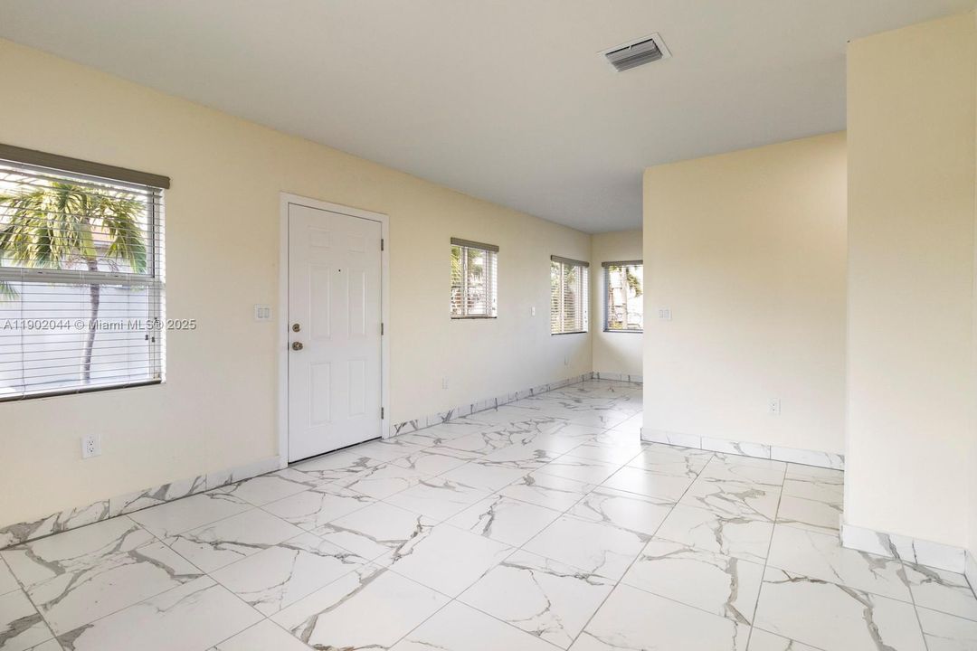 Recently Rented: $2,000 (2 beds, 1 baths, 840 Square Feet)