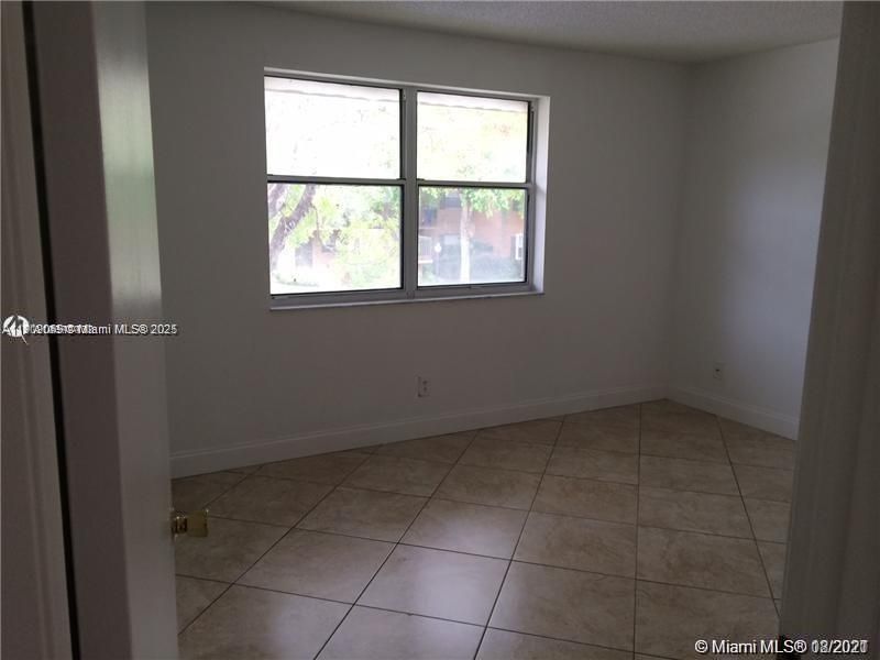 For Rent: $2,100 (2 beds, 2 baths, 932 Square Feet)