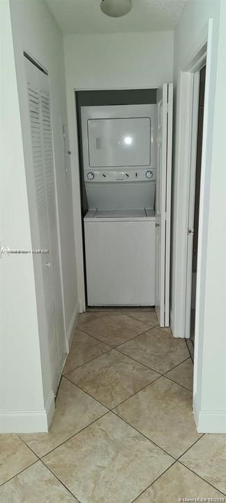 For Rent: $2,100 (2 beds, 2 baths, 932 Square Feet)