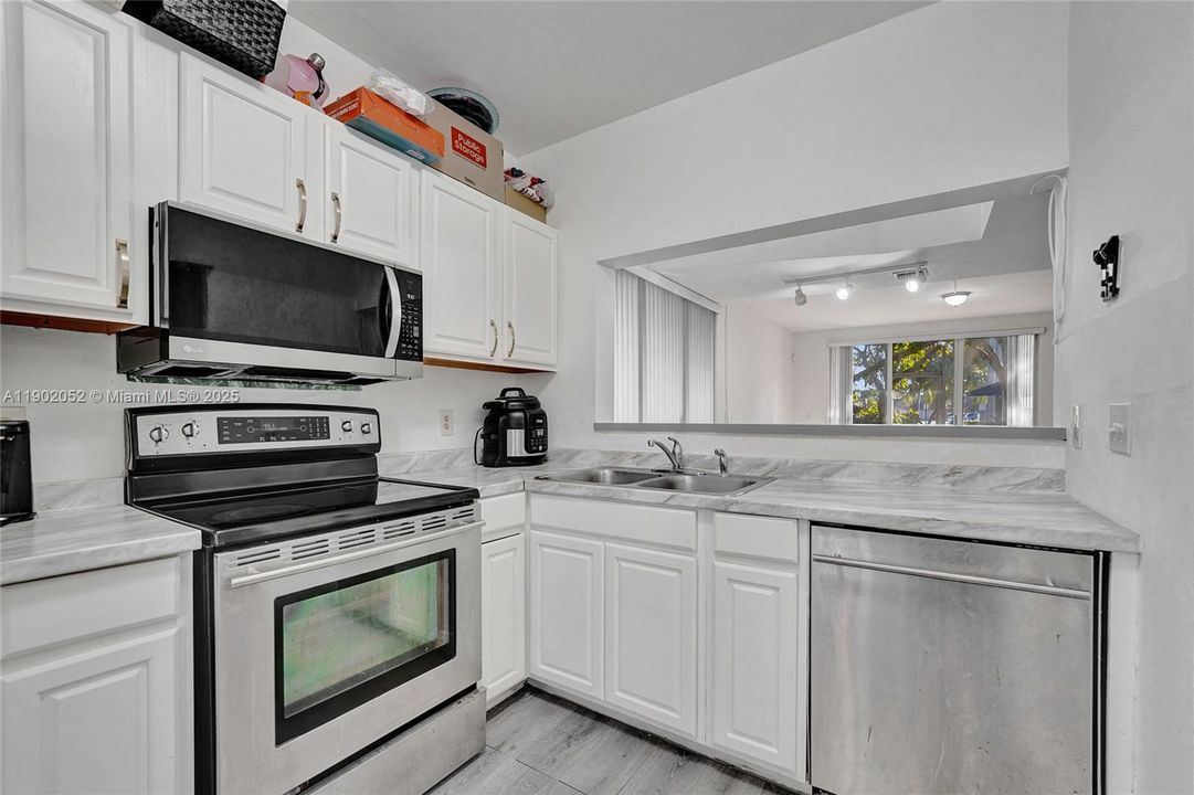 For Sale: $322,500 (2 beds, 2 baths, 1332 Square Feet)