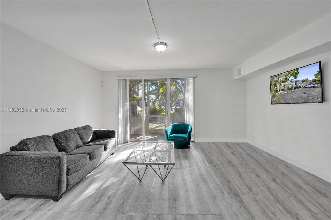 For Sale: $322,500 (2 beds, 2 baths, 1332 Square Feet)