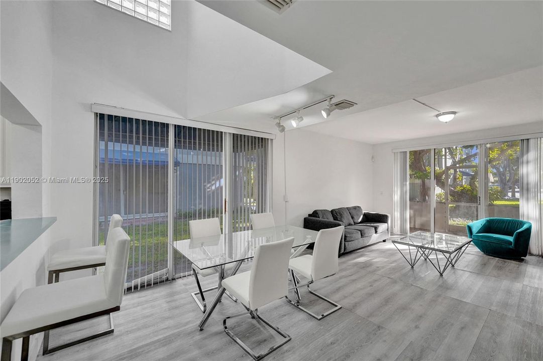 For Sale: $322,500 (2 beds, 2 baths, 1332 Square Feet)