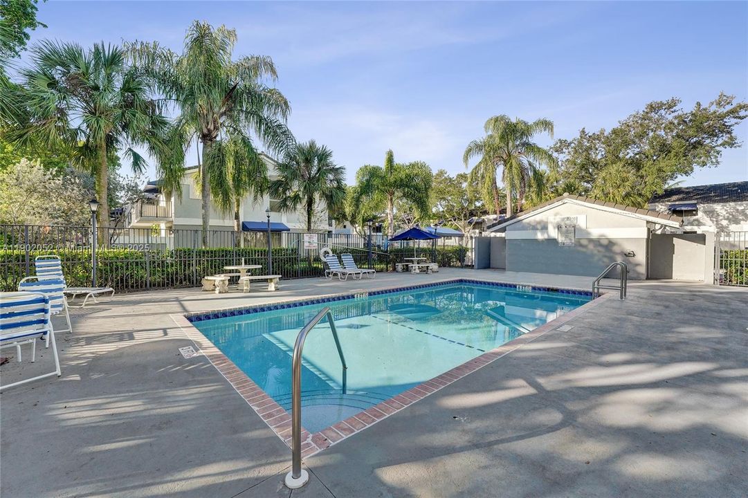 For Sale: $322,500 (2 beds, 2 baths, 1332 Square Feet)