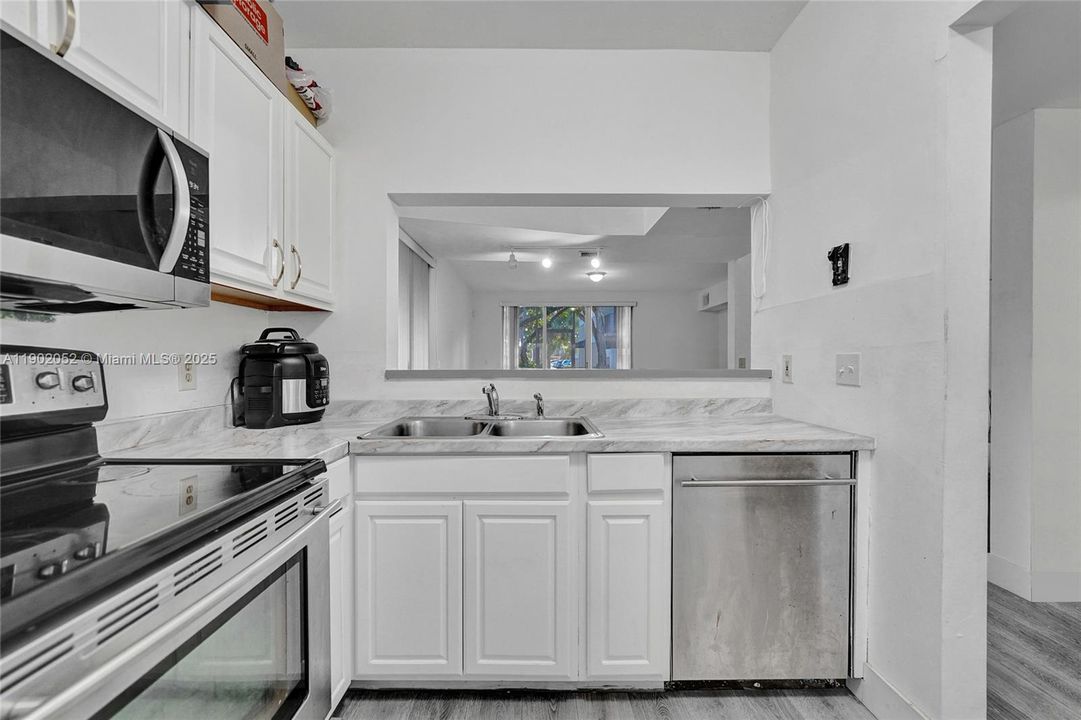 For Sale: $322,500 (2 beds, 2 baths, 1332 Square Feet)