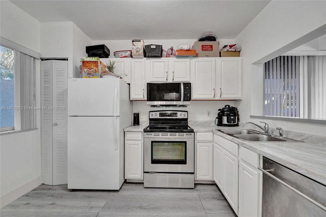 For Sale: $322,500 (2 beds, 2 baths, 1332 Square Feet)