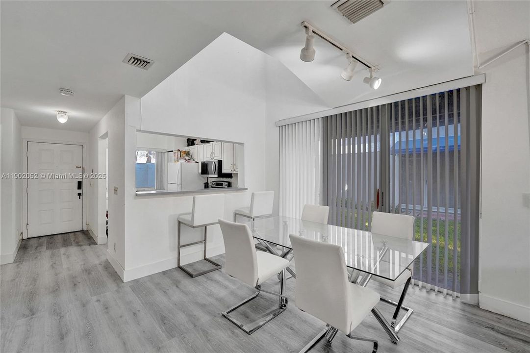 For Sale: $322,500 (2 beds, 2 baths, 1332 Square Feet)