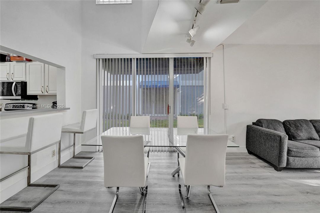 For Sale: $322,500 (2 beds, 2 baths, 1332 Square Feet)