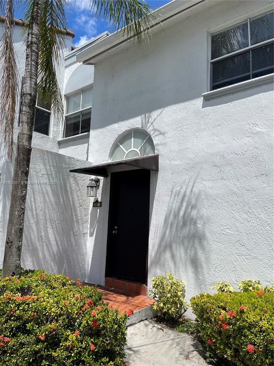 合同活跃: $2,250 (2 贝兹, 1 浴室, 907 平方英尺)