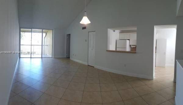 合同活跃: $2,250 (2 贝兹, 1 浴室, 907 平方英尺)