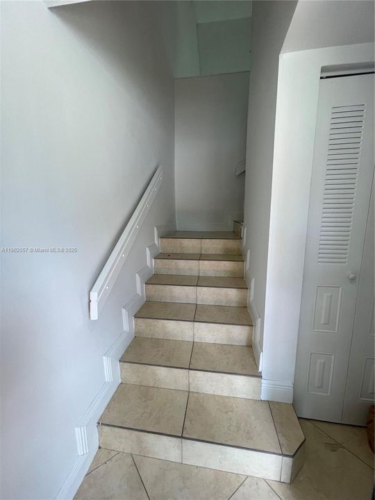 合同活跃: $2,250 (2 贝兹, 1 浴室, 907 平方英尺)