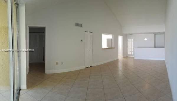 合同活跃: $2,250 (2 贝兹, 1 浴室, 907 平方英尺)