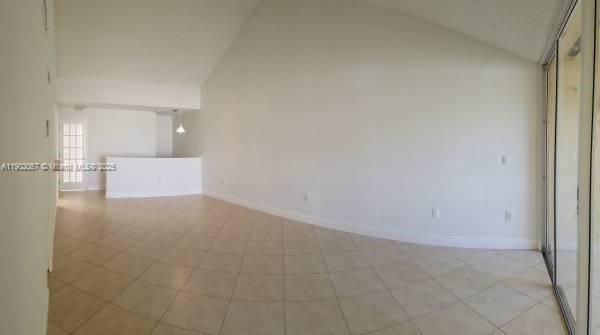 合同活跃: $2,250 (2 贝兹, 1 浴室, 907 平方英尺)