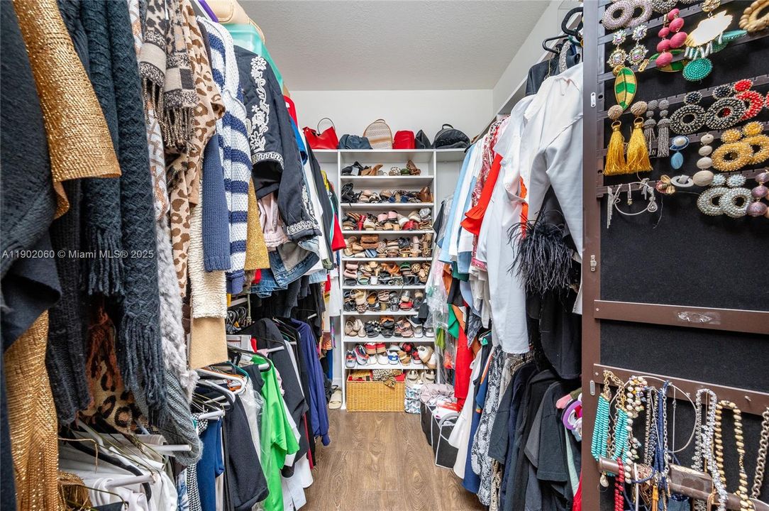 Под контрактом: $1,050,000 (4 спален, 3 ванн, 2589 Квадратных фут)