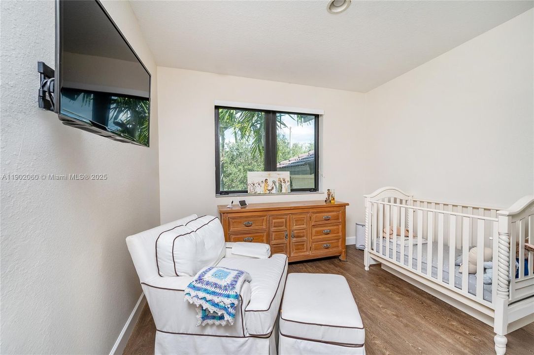 Под контрактом: $1,050,000 (4 спален, 3 ванн, 2589 Квадратных фут)