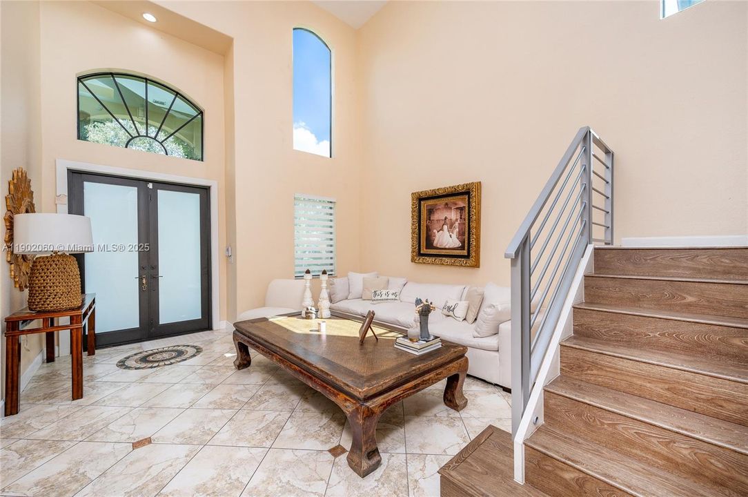 Под контрактом: $1,050,000 (4 спален, 3 ванн, 2589 Квадратных фут)