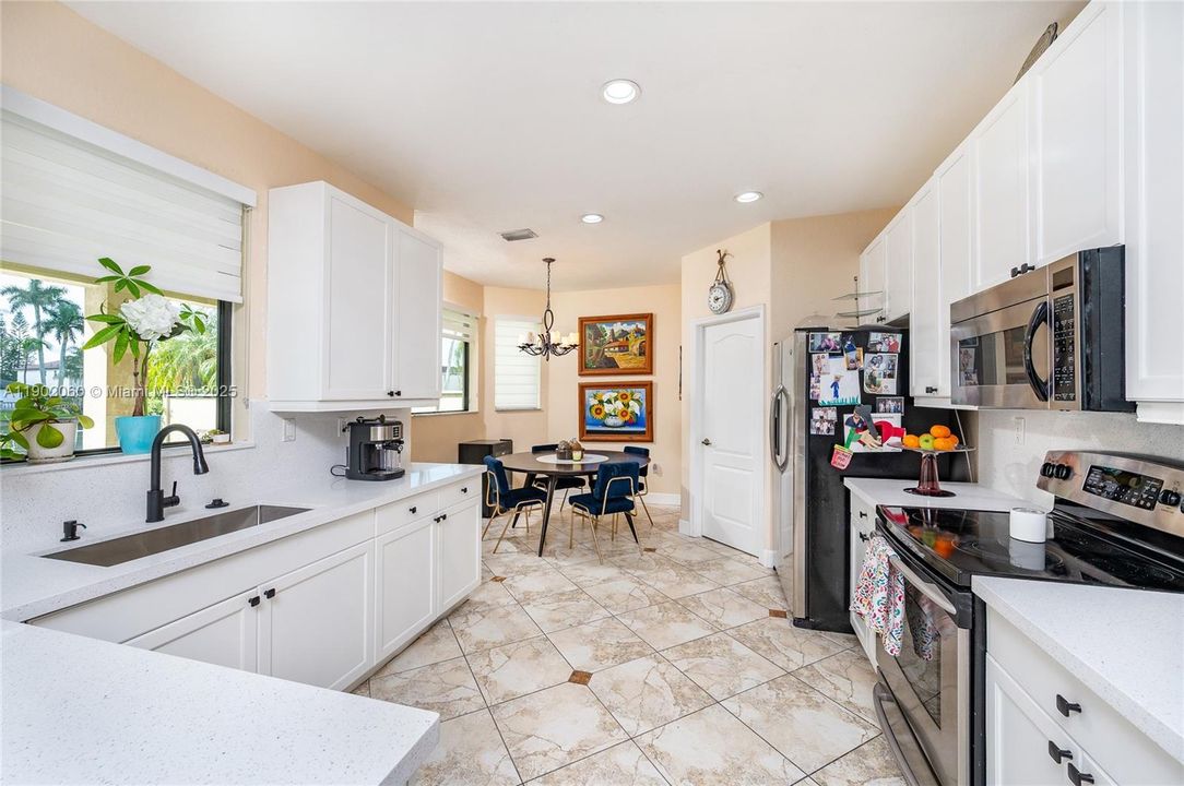 Под контрактом: $1,050,000 (4 спален, 3 ванн, 2589 Квадратных фут)