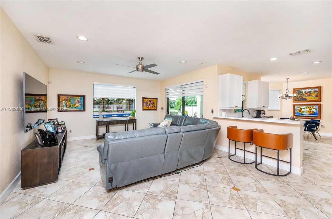 Под контрактом: $1,050,000 (4 спален, 3 ванн, 2589 Квадратных фут)