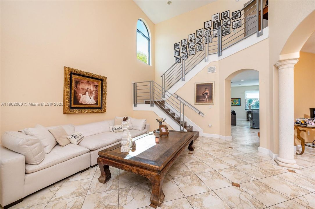 Под контрактом: $1,050,000 (4 спален, 3 ванн, 2589 Квадратных фут)