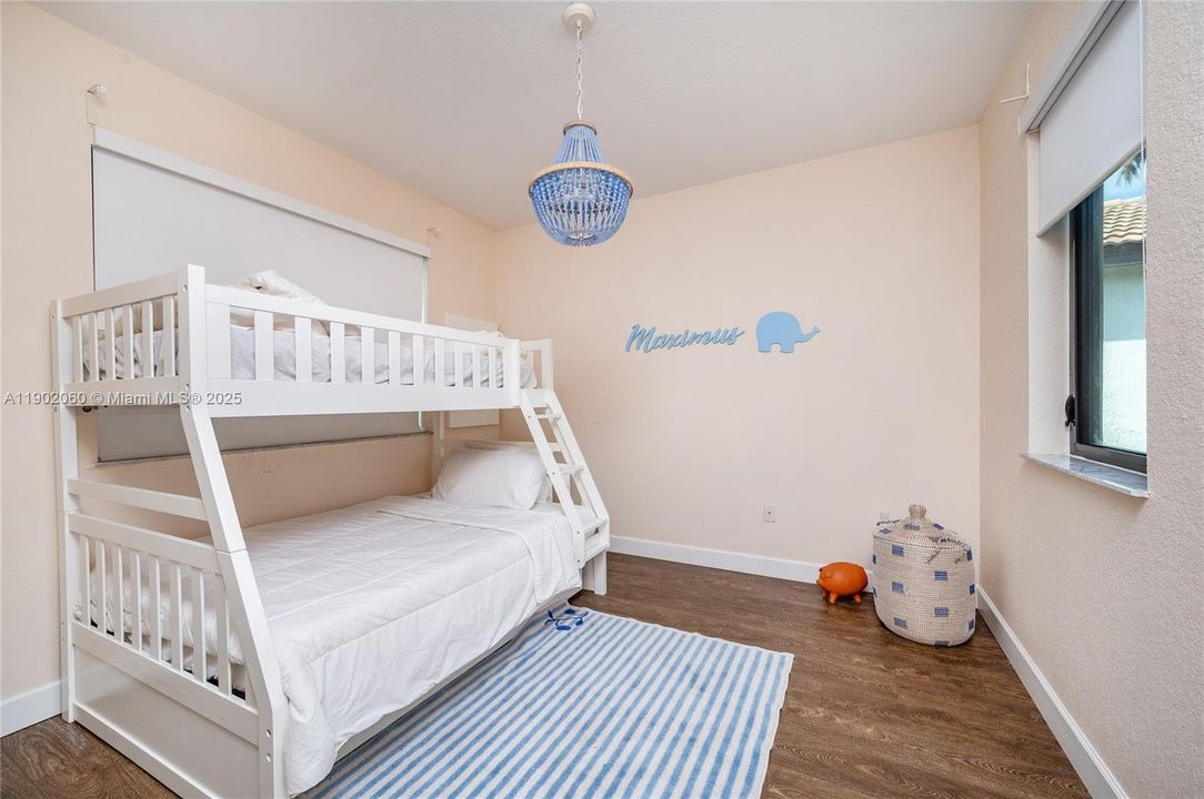 Под контрактом: $1,050,000 (4 спален, 3 ванн, 2589 Квадратных фут)