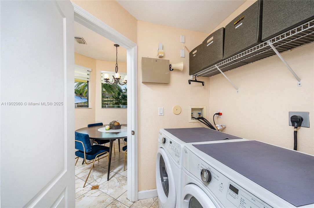 Под контрактом: $1,050,000 (4 спален, 3 ванн, 2589 Квадратных фут)