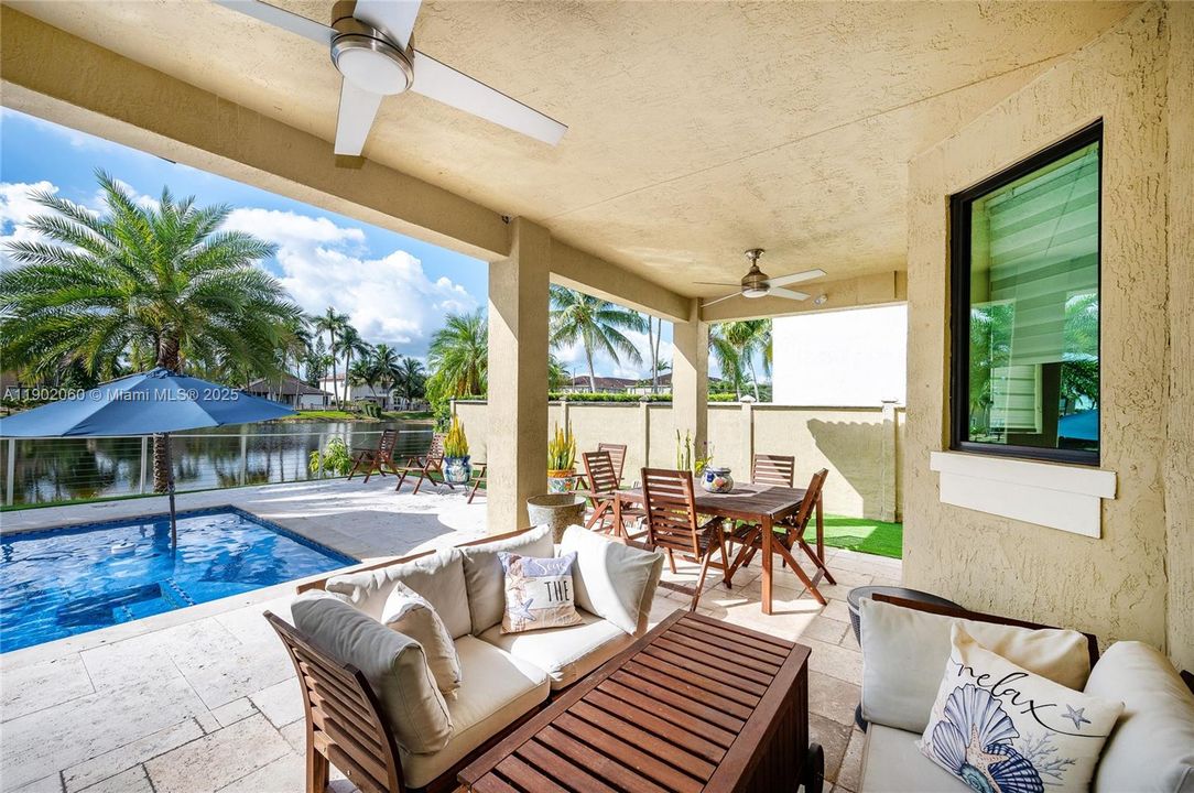 Под контрактом: $1,050,000 (4 спален, 3 ванн, 2589 Квадратных фут)