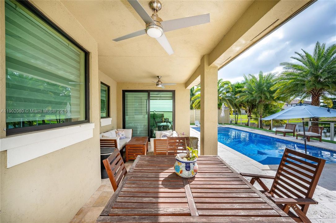 Под контрактом: $1,050,000 (4 спален, 3 ванн, 2589 Квадратных фут)