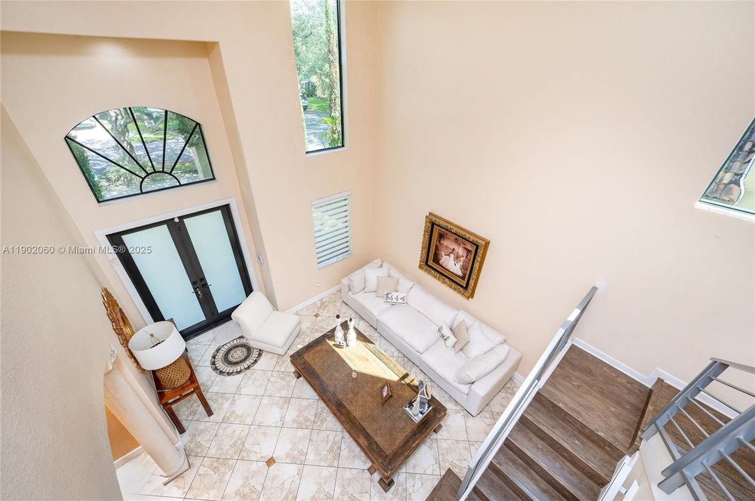 Под контрактом: $1,050,000 (4 спален, 3 ванн, 2589 Квадратных фут)