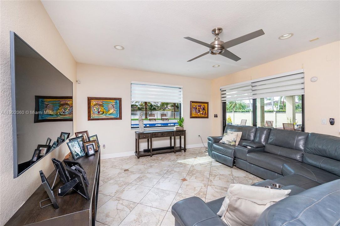 Под контрактом: $1,050,000 (4 спален, 3 ванн, 2589 Квадратных фут)