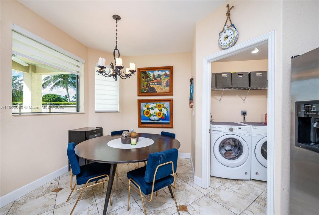 Под контрактом: $1,050,000 (4 спален, 3 ванн, 2589 Квадратных фут)