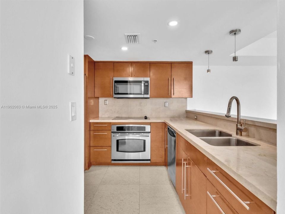 Active With Contract: $6,500 (2 beds, 2 baths, 1078 Square Feet)