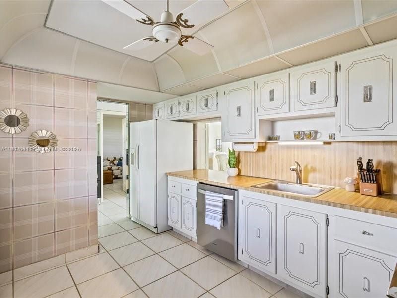 For Rent: $2,500 (2 beds, 2 baths, 1300 Square Feet)