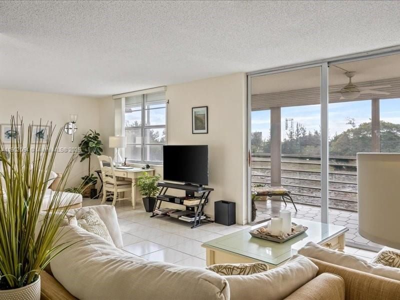 For Rent: $2,500 (2 beds, 2 baths, 1300 Square Feet)